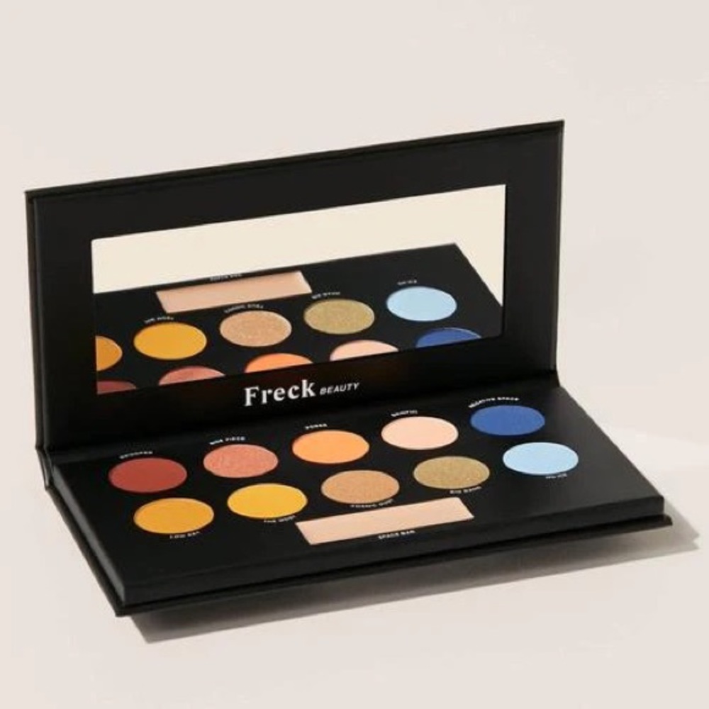 NWT URBAN OUTFITTERS X FRECK UFOMFG PRESSED PIGMENT EYESHADOW PALETTE